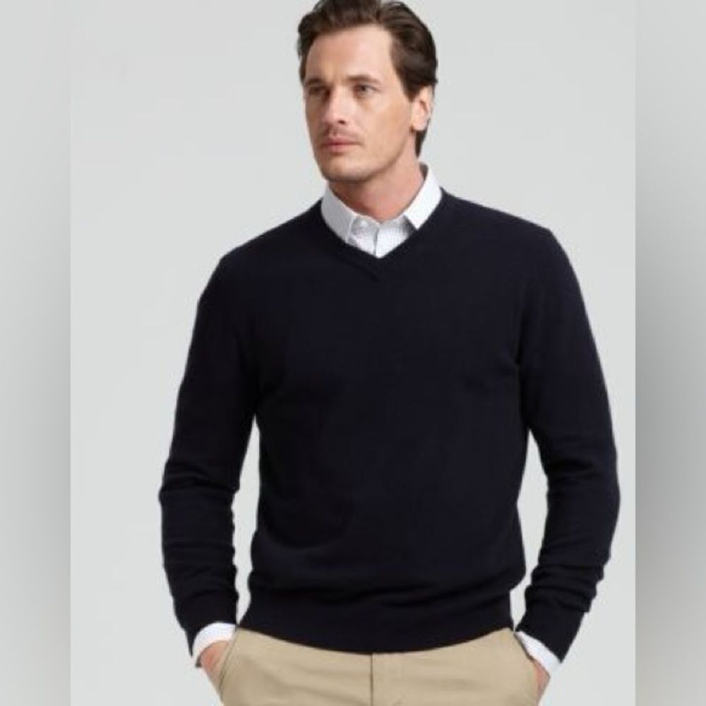 Bloomingdale’s | men’s navy blue merino wool V-neck sweater | size large